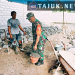 Tingkatkan Budaya Gotong Royong, Babinsa Pos Selopuro Bantu Warga Buat Pagar Rumah