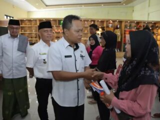 Asisten Perekonomian dan Pembangunan Salurkan Dana Pinjaman Bergulir