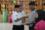 Asisten Perekonomian dan Pembangunan Serahkan Buku Tabungan Dana Pinjaman Bergulir