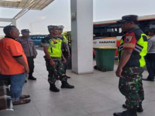 Jelang Nataru, Anggota Kodim 0808 Blitar Lakukan Pengamanan di Pos Terminal Patria