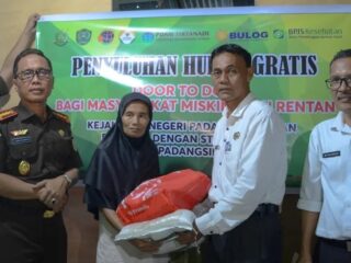 Masyarakat Kurang Mampu Dapat Penyuluhan Hukum dari Kajari Padangsidimpuan