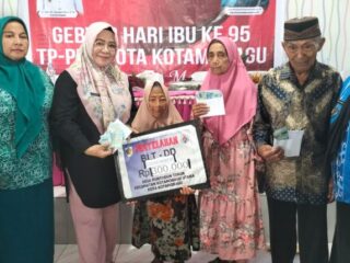 Pemdes Pontodon Timur Salurkan BLT Dandes Desember