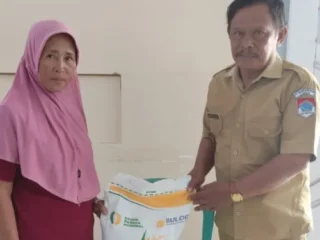 Pemdes Purworejo Tengah Salurkan Bantuan Cadangan Pangan kepada 41 KPM