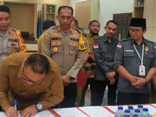 Pj Bupati Limi Mokodompit Tanda Tangani NPHD Pilkada Tahun 2024