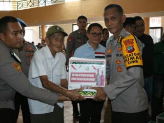 Polda Sulut dan Polres Bitung Gelar Bakti Sosial di Kota Bitung