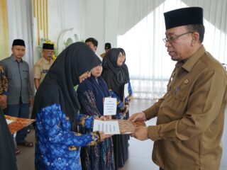 Sekda Kabupaten Asahan Serahkan Hadiah Pemenang STQ Korpri