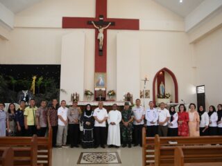 Wali Kota Asripan Nani Safari Natal ke Pastor Paroki Kristus Raja Kotamobagu