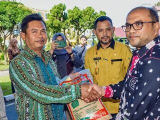 Wali Kota Padangsidimpuan Salurkan Bantuan Bibit Padi Sawah Ganas El-Nino