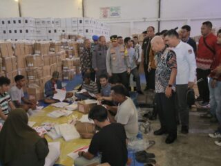 Bupati Asahan Tinjau Pelaksanaan Proses Pelipatan Kertas Suara Pemilu 2024
