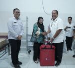 Bupati dan Wabup Asahan Serahkan Alat Kesehatan di UPTD Puskesmas Aek Songsongan