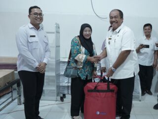 Bupati dan Wabup Asahan Serahkan Alat Kesehatan di UPTD Puskesmas Aek Songsongan