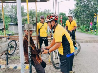 Jumat Berkah, Kapolsek Sukorejo Kompol Imam Subechi Sambangi Penjaga Pintu Perlintasan Kereta Api