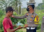 Jumat Berkah, Kasat Lantas Polres Batu Bara Berbagi Nasi Kotak Kepada Pengguna Jalan