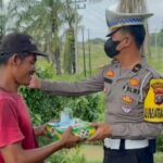 Jumat Berkah, Kasat Lantas Polres Batu Bara Berbagi Nasi Kotak Kepada Pengguna Jalan