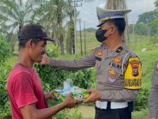 Jumat Berkah, Kasat Lantas Polres Batu Bara Berbagi Nasi Kotak Kepada Pengguna Jalan
