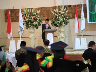Wali Kota Asripan Nani Hadiri Wisuda Sarjana IAIK ke-1
