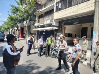 Dishub Bangkalan dan Petugas Gabungan Tindak Para Pelanggar Parkir di Jalan Pecinan