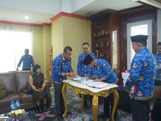 Sirajudin Lasena Angkat 13 Staf Khusus Bupati Bolmut Tahun 2024