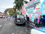 Hilang Kendali, Pick Up Daihatsu Tabrak Dua Motor