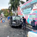 Hilang Kendali, Pick Up Daihatsu Tabrak Dua Motor