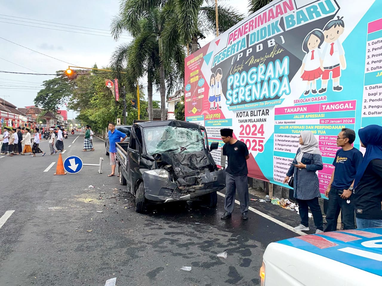 Hilang Kendali, Pick Up Daihatsu Tabrak Dua Motor