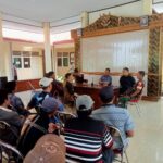 Puluhan Warga Kecamatan Labang Geruduk Kantor PPK, Dugaan C Hasil Dibawa Kabur