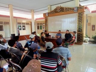 Puluhan Warga Kecamatan Labang Geruduk Kantor PPK, Dugaan C Hasil Dibawa Kabur