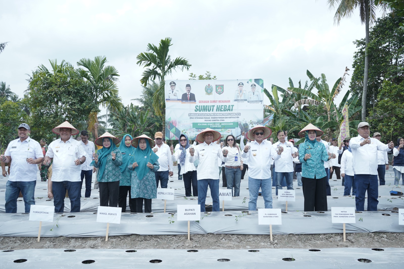 Bupati Asahan Dampingi Pj Gubernur Sumatera Utara Tanam Cabai di Desa Serdang