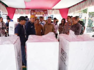 Bupati Tinjau Pendistribusian Logistik Pemilu di Kecamatan Simpang Empat