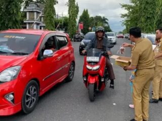 Inspektorat Daerah Kota Kotamobagu Bagi-bagi Takjil di Jalan Ahmad Yani