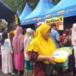 Jual Beras Murah, Stand Bulog Diserbu Emak-emak