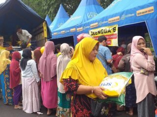 Jual Beras Murah, Stand Bulog Diserbu Emak-emak