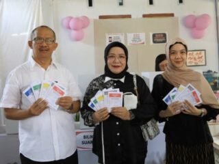Pj Wali Kota Asripan Nani Bersama Keluarga Salurkan Hak Pilih di TPS 18 Kotobangon