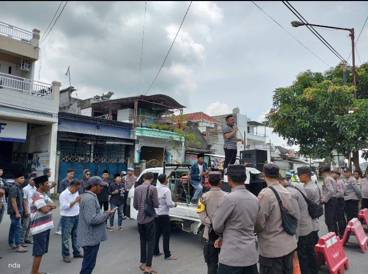 Rapat Pleno Perhitungan Suara Tingkat KPU Kabupaten Bangkalan Diwarnai Aksi Demo