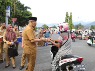 Wali Kota Asripan Nani Bagikan Takjil kepada Masyarakat