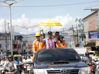 Wali Kota Asripan Nani bersama Petugas Kebersihan Bawa Piala Adipura Keliling Kotamobagu