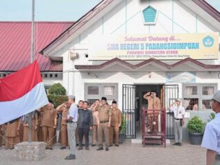 Wali Kota Padangsidimpuan Letnan Dalimunthe Jadi Pembina Upacara Bendera di SMA Negeri 5