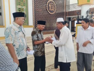 Bupati Asahan bersama BKM Salurkan Bantuan Kepada Anak Yatim dan Abang Becak