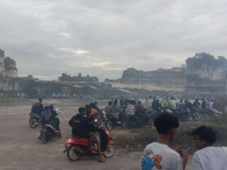 Lebaran Ketupat, Ribuan Pemuda Tumplek Blek di Bukit Jaddih Socah Bangkalan