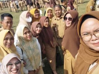 Pejabat dan Staf Sekretariat DPRD Kotamobagu Ikuti Apel Perdana di Alun-Alun Boki Hotinimbang