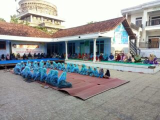 Ponpes Raudhatul Ulum Kaseman Parseh Socah Gelar Buka Puasa Bersama dengan Jemaah Pengajian