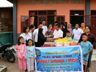 Sat Reskrim Polres Tapteng Bagikan Sembako dan Takzil di Pantai Asuhan Namira