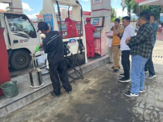 Unit Tipidter Polres Kotamobagu bersama Petugas Metrologi Cek Dispenser dan Nosel BBM di SPBU