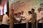 Wali Kota Asripan Nani Terima Penghargaan Pembangunan Daerah dan Sensanitasional Award