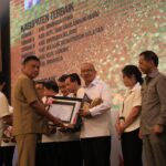 Wali Kota Asripan Nani Terima Penghargaan Pembangunan Daerah dan Sensanitasional Award