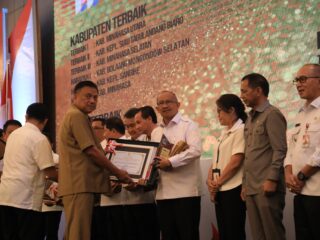 Wali Kota Asripan Nani Terima Penghargaan Pembangunan Daerah dan Sensanitasional Award