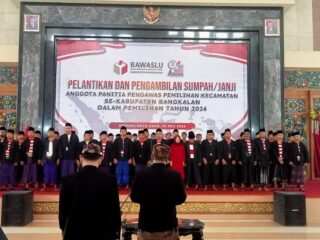 Bawaslu Bangkalan Lantik 54 Anggota Panwascam se-Kabupaten Bangkalan
