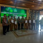 Bupati Sidoarjo Subandi Serahkan SK Perpanjangan Masa Jabatan Kepala Desa