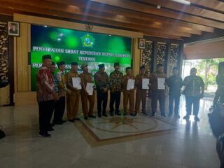 Bupati Sidoarjo Subandi Serahkan SK Perpanjangan Masa Jabatan Kepala Desa