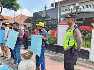 Polsek Kepanjenkidul Kawal Aksi Damai Tolak Revisi RUU Penyiaran
